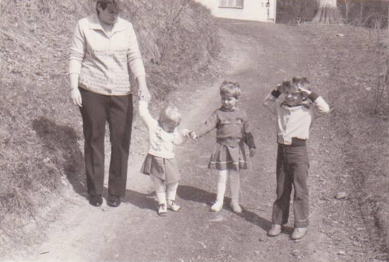 Alena, Radka a Mirek na procházce s mamkou