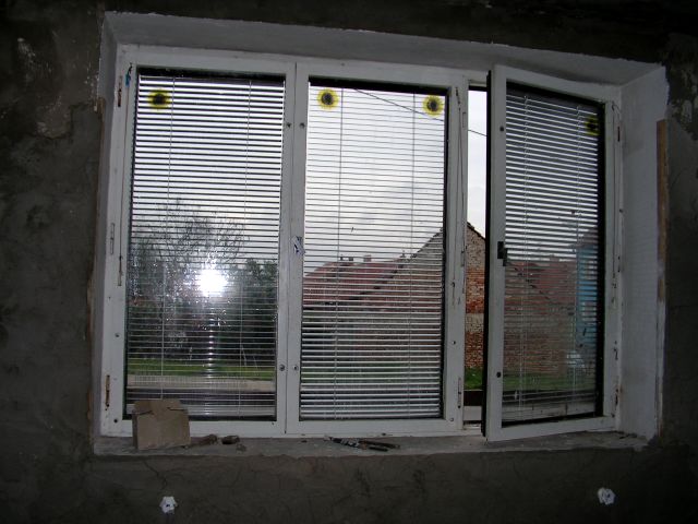 staré okno v obývacím pokoji