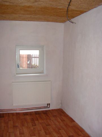 šatna s novým oknem, podlahou i stropem