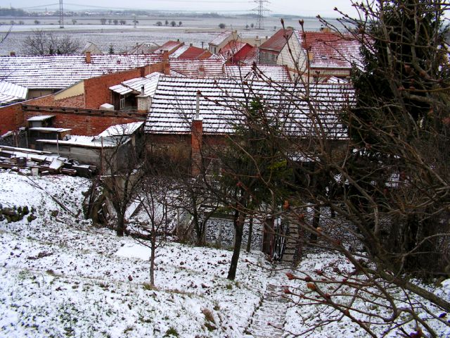 pohled od schodů na svah a stodolu