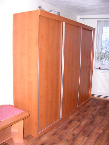 skříň