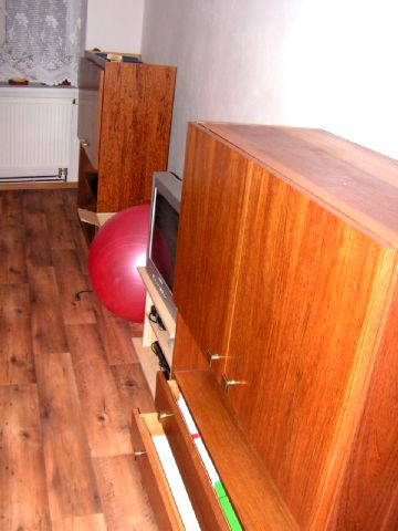 starší obývací stěna