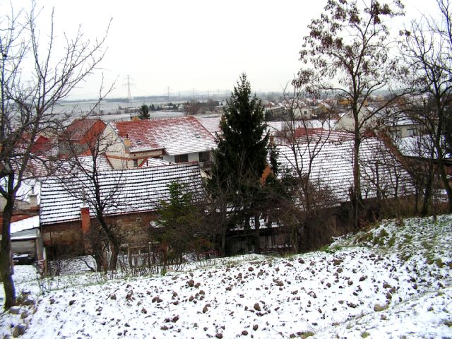 pohled z levého rohu zahrady na stodolu