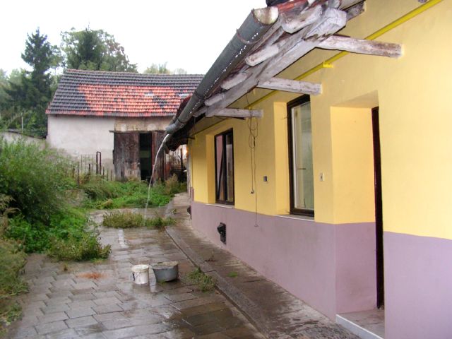 vpravo domeček, vlevo dvoreček